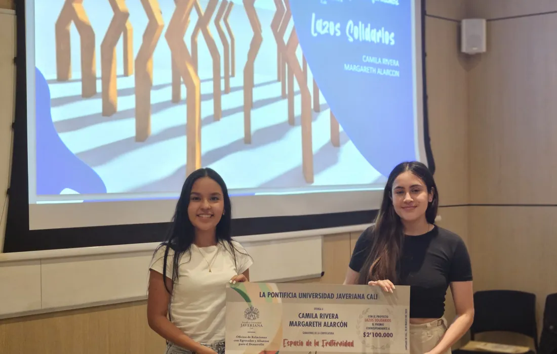 Camila Rivera y Margareth Alarcón, estudiantes de Arquitectura, ganadoras de la convocatoria Espacio de la fraternidad